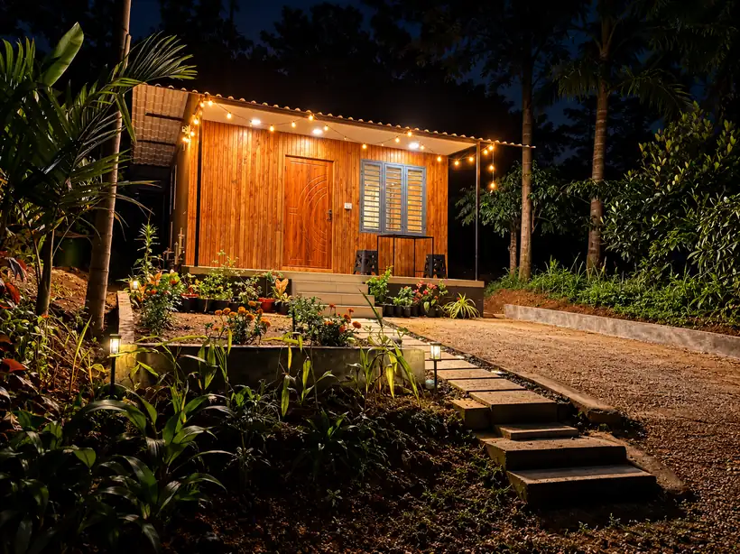 Hut Arabica at night